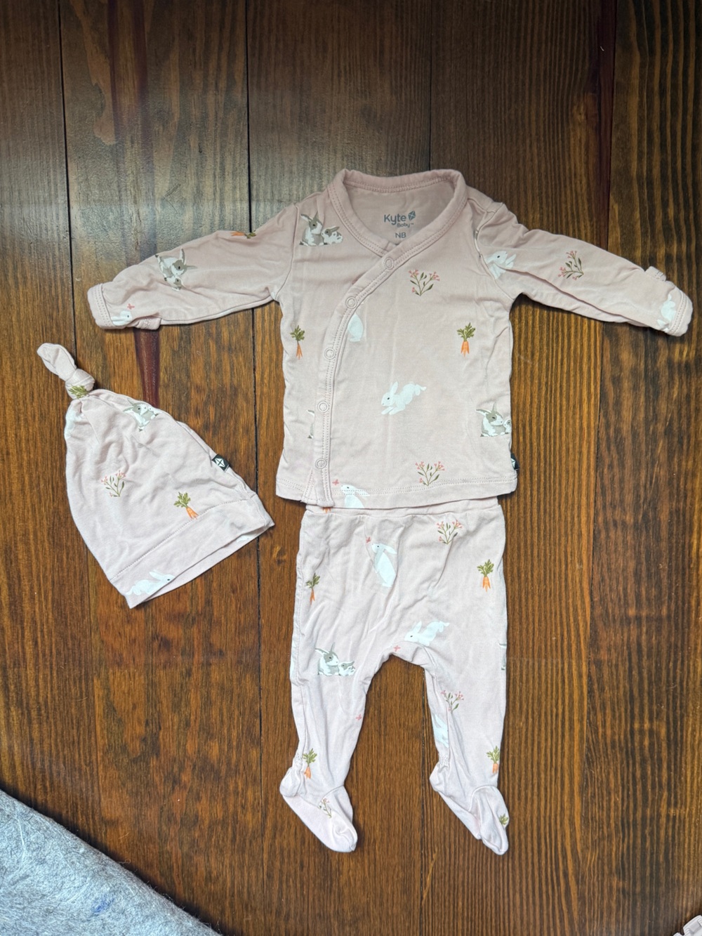 NWOT Kyte Baby Pink Baby Take Me Home Set with Bunny Print